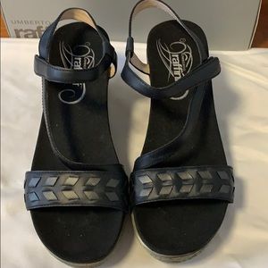 Straps black wedge sandals